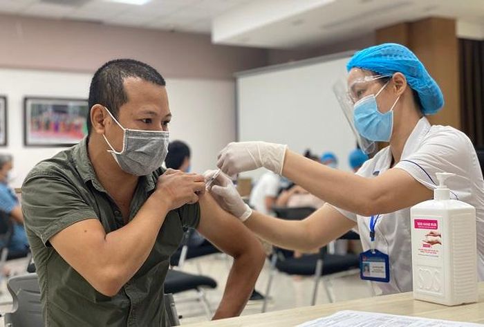 Tiêm vaccine tại Bệnh viện Mắt Hà Nội. Ảnh: Thanh Hải