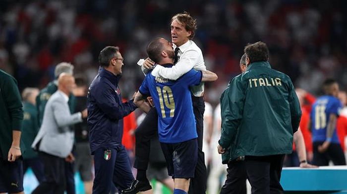 Leonardo Bonucci nhấc bổng vị HLV của mình để ăn mừng chiến thắng
