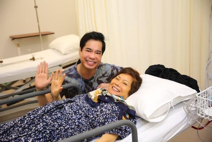 Ngọc Sơn và anh chị em cố gắng chữa chạy cho mẹ nhưng bà không qua khỏi