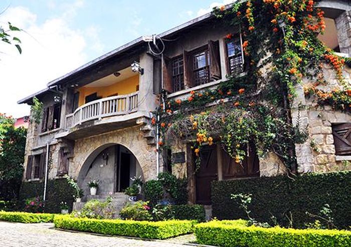 Ngày nay, nhắc tới bà Phi Ánh, người ta nhắc tới căn biệt thự mà Bảo Đại đã mua tặng bà khi hai người còn chung sống. Đây là món quà tặng đặc biệt của cựu hoàng, nên còn có tên gọi khác là biệt thự Phi Ánh.