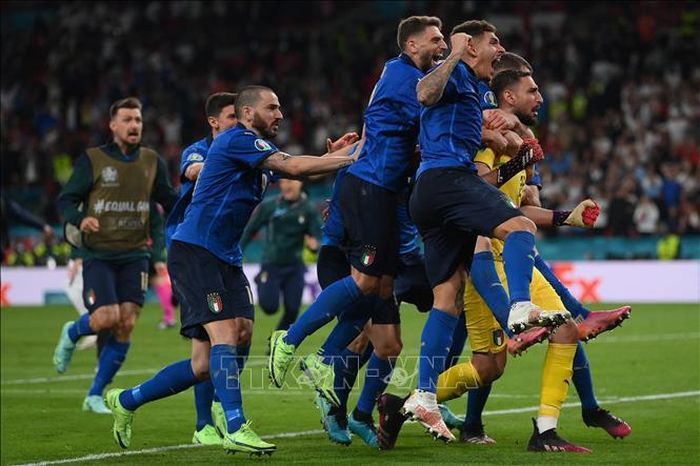 Giây phút hạnh phúc của các tuyển thủ Italy sau khi đánh bại tuyển Anh bằng loạt sút luân lưu trong trận chung kết EURO 2020 trên sân Wembley, London (Anh) ngày 11/7/2021. Ảnh: AFP/TTXVN