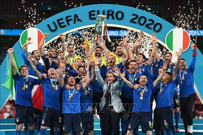 Phút đăng quang vô địch EURO 2020 của các tuyển thủ Italy sau khi đánh bại đội chủ nhà Anh trên sân Wembley ở London, ngày 11/7/2021. Ảnh: AFP/TTXVN