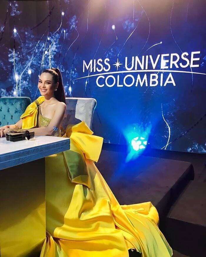 Có mặt ở chung kết Hoa hậu Hoàn vũ Colombia, Catriona Gray nổi bật trong bộ bodysuit bó sát màu vàng, tóc buộc cao. Tuy nhiên, cánh săn ảnh đã ghi lại khoảnh khắc Hoa hậu Hoàn vũ 2018 để lộ đôi chân kém thon gọn. 