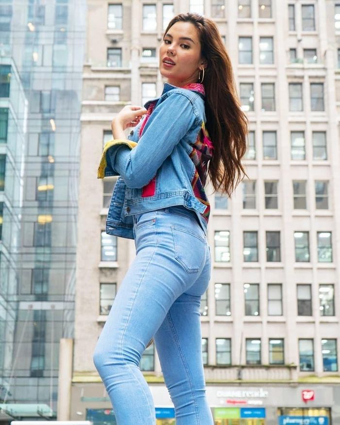 Năm 2019, xuất hiện trong hậu trường chung kết Hoa hậu Mỹ, cô gái sinh năm 1994 diện bộ jumpsuit cam san hô nổi bật nhưng phần quần nhăn nhúm, chi tiết đính lông vũ trên ngực áo cũng bị đánh giá sến sẩm. "Tại sao lại như vậy? Cô ấy trông đẹp và quyến rũ hơn khi được làm tóc và make-up bởi những chuyên gia người Philippines. Nhìn ảnh này, cô ấy chẳng khác một con mèo lôi thôi", một khán giả bình luận.