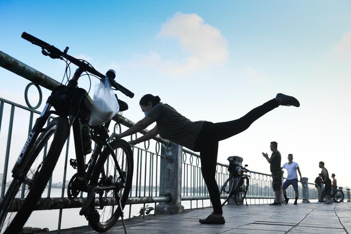  "Tôi đạp xe một mình, không tiếp xúc với ai. Thỉnh thoảng dừng lại nghỉ rồi vận động nhưng vẫn chú ý giãn cách với mọi người", người phụ nữ đang tập thể dục cho biết. 