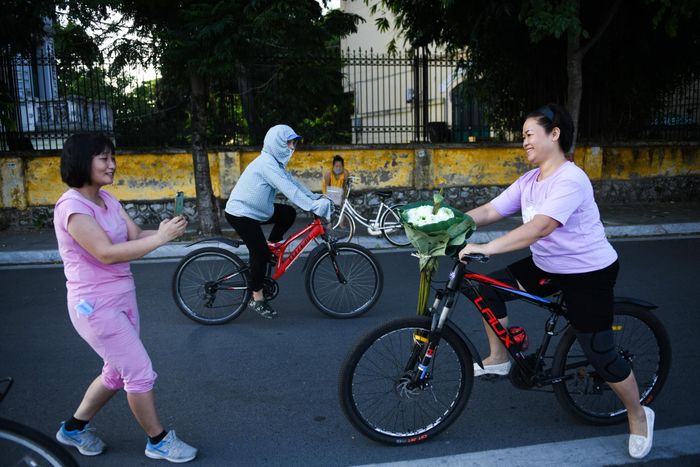  Một số khác dừng lại, bỏ khẩu trang để chụp ảnh trong buổi sáng mát mẻ. 