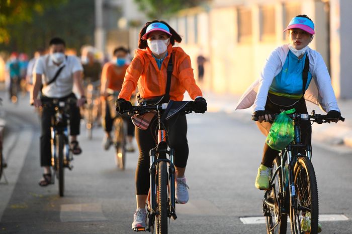  Lượng người mặc trang phục thể thao ở đường Trích Sài (quận Tây Hồ) vào đầu giờ sáng không khác gì những ngày trước khi lệnh siết giãn cách của UBND Hà Nội có hiệu lực. 