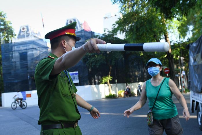  Anh Nguyễn Văn Hòa (công an làm nhiệm vụ) yêu cầu một người phụ nữ không tập thể dục và trở về nhà. Thế nhưng người này lúng túng rồi đáp: "Tôi đi chợ mua rau". Anh Hòa cho biết thêm sáng nay toàn đội của anh đã ra quân để nhắc nhở người dân không ra đường khi không cần thiết. Tuy nhiên khu vực xung quanh hồ Gươm vẫn rất đông người. 