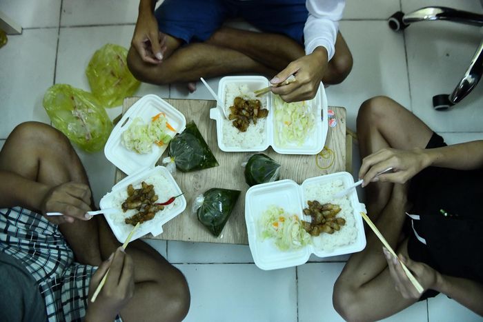  Với những phần cơm này, các bạn được hỗ trợ giảm 1/2 giá tiền so với lúc bình thường. 