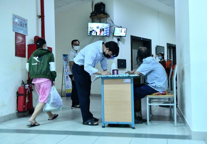  Hồng Lĩnh cố gắng thích nghi với cuộc sống hiện tại. Mỗi ngày, bạn chỉ được phép ra ngoài khu ở của ký túc xá một lần. Các hoạt động đều được ban quản lý tòa nhà giám sát chặt chẽ để phòng dịch. 