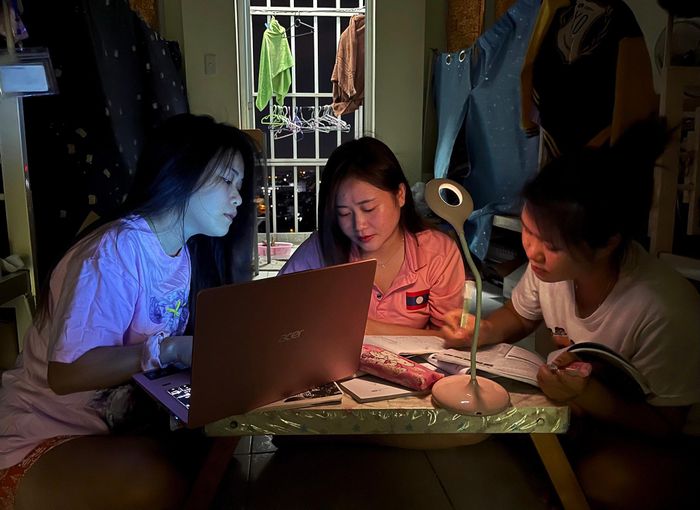  Nouitavan và nhóm bạn trong một buổi học online. 