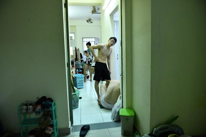  Tòa nhà lô F01 của ký túc xá vắng vẻ khác lạ. Phần lớn sinh viên đã về quê nhà tránh dịch. Những người còn lại được yêu cầu hạn chế tiếp xúc với nhau. 