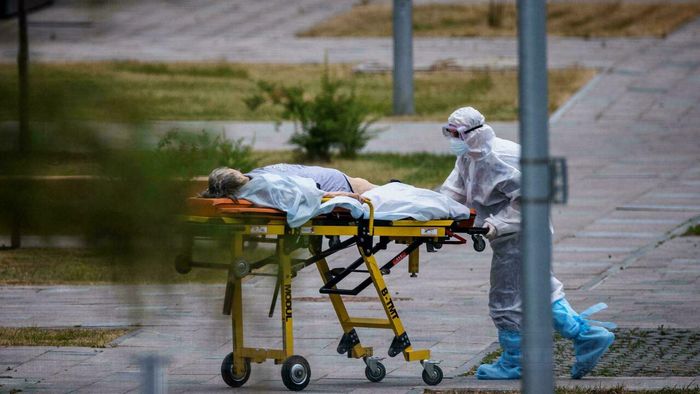 Số người chết vì Covid-19 tại Nga hôm 13/7 cao kỷ lục. Ảnh: AFP.