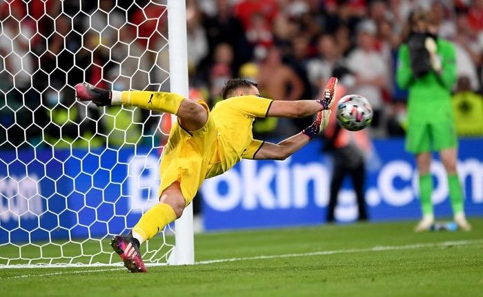 Donnarumma cản phá cú đá của Saka
