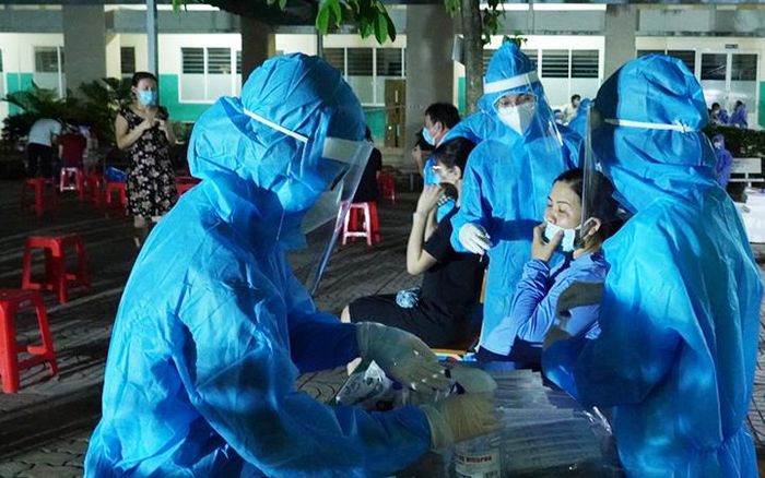 Lấy mẫu xét nghiệm cho người dân ở vùng nguy cơ cao tại TP Hồ Chí Minh. Ảnh: VÕ MẠNH HẢO