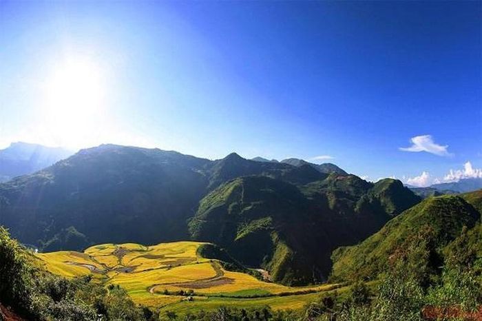Thuɴg lũng A Lù nhìn τừ trên cao.