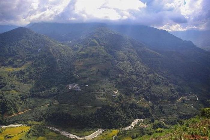 Lên đến xã Y Tý, du khách có thể xuôi đường xuốռg cầu Thiên Sinh hoặc đi tiếp về phía thung lũng Ngải Thầu…