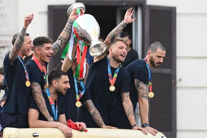 Một ngày sau khi lên ngôi vô địch EURO 2020, đội tuyển Italy đã diễu hành bằng xe buýt 2 tầng trên đường phố Rome, trước khi tới Dinh Tổng thống để báo công.