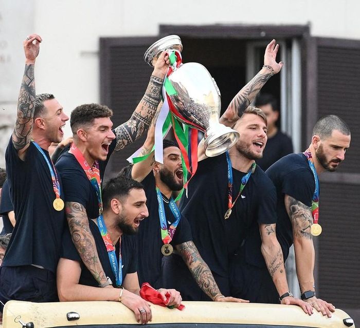 Vượt qua ĐT Anh trên sân Wembley trong một trận đấu hấp dẫn, các cầu thủ Italia được chào đón như người hùng tại quê nhà.
