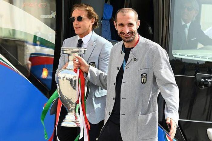 HLV Manchini và đội trưởng Chiellini mang chiếc cúp vô địch về nhà