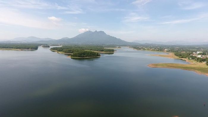 Chỉ cách trung tâm thủ đô Hà Nội khoảng 60km về phía Tây, hồ Suối Hai là một điểm du lịch cực kỳ phù hợp dành để chạy trốn cái nắng nóng oi ả của mùa hè