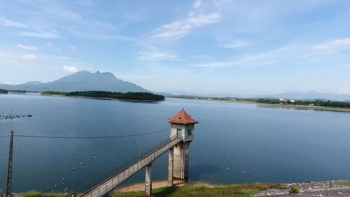 Ngọn hải đăng tại hồ Suối Hai được nhiều bạn trẻ tới check in