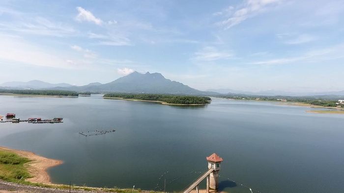 Xa xa là dãy núi Tản Viên sừng sững