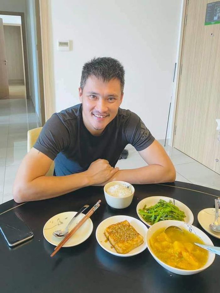Khoe ảnh ăn chay, thế nhưng điều "đập vào mắt" dân tình chính là mái tóc muối tiêu của Công Vinh. Dù hiện tại anh mới bước vào tuổi 36 thế nhưng tình trạng mái tóc khiến cho vẻ ngoài của ông xã Thủy Tiên trông già hơn tuổi thật.