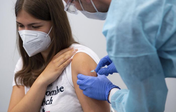 Một sinh viên được tiêm vaccine COVID-19 tại trung tâm tiêm chủng ở Munich ngày 12/7. Ảnh: AP