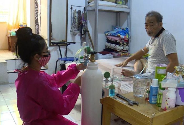  Minanti chăm sóc cha mình ngay tại nhà vì không thể tìm được giường bệnh cho ông. Ảnh: Al Jazeera. 