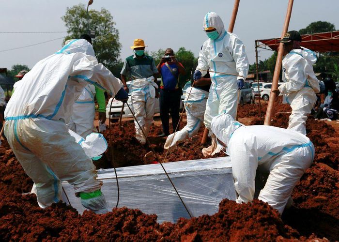  Nạn nhân Covid-19 được chôn cất ở Bekasi, ngoại ô Jakarta, Indonesia. Ảnh: Reuters.