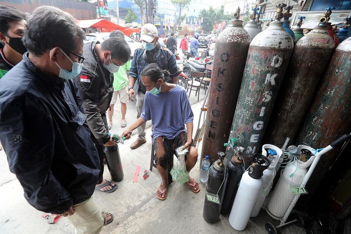  Người dân Indonesia xếp hàng chờ mua oxy tại một cửa hàng ở Jakarta. Ảnh: Bagus Indahono.