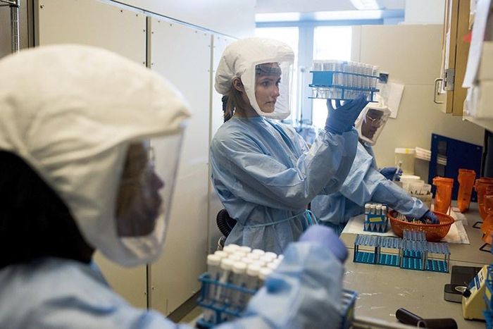  Các nhà nghiên cứu giải trình tự bộ gen virus SARS-CoV-2 tại Đại học Duke ở Durham, North Carolina. Ảnh: New York Times. 