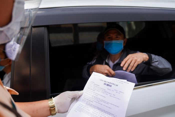  Người đàn ông này cũng bị lực lượng chức năng yêu cầu khai báo khi được người thân chở trên đường Điện Biên Phủ. Sau khi trình báo lý do đi tái khám tại bệnh viện và xuất trình được giấy tờ liên quan, người này nhanh chóng được cảnh sát cho di chuyển. 