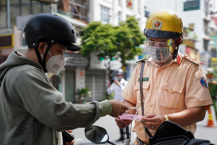  Đại diện Đội Cảnh sát giao thông - Trật tự Công an quận 3 cho biết lực lượng chức năng không chủ trương cứng nhắc trong việc xử phạt người vi phạm mà tập trung tuyên truyền để nâng cao ý thức người dân trong thời gian dịch bệnh diễn biến phức tạp. 