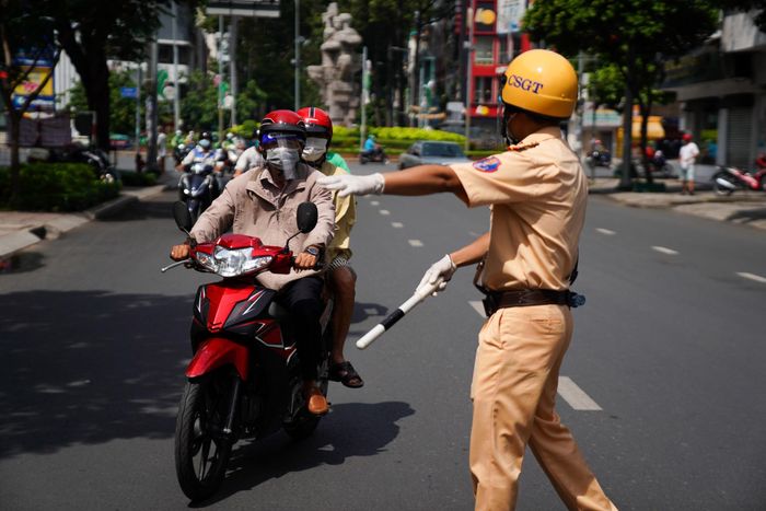  Trong 3 giờ đồng hồ, lực lượng chức năng quận 3 đã kiểm tra ngẫu nhiên hàng chục người tham gia lưu thông bằng xe máy, ôtô. Qua kiểm tra, cảnh sát đã xử phạt 4 trường hợp vi phạm theo Chỉ thị 16 với số tiền là 8 triệu đồng. Họ đều là vi phạm lỗi ra ngoài không có lý do chính đáng. 