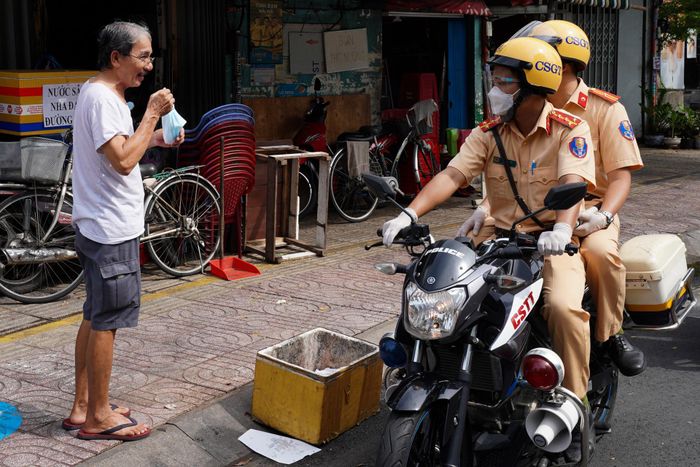  Cảnh sát di chuyển qua nhiều tuyến đường để tuyên truyền, giám sát người dân thực hiện Chỉ thị 16. Ngoài ra, việc tuần tra này cũng nhằm phòng chống nạn trộm cắp, cướp giật và các loại tội phạm đường phố trong thời gian giãn cách xã hội. 