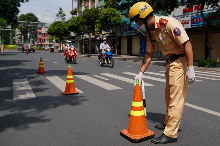  Khi không tuần tra lưu động, lực lượng chức năng trở về chốt và tiếp tục kiểm tra người tham gia giao thông theo hình thức ngẫu nhiên. Việc kết hợp kiểm tra tại chốt và tuần tra lưu động giúp cảnh sát tăng cường năng lực, hiệu quả của việc kiểm tra và tránh ùn tắc giao thông. 