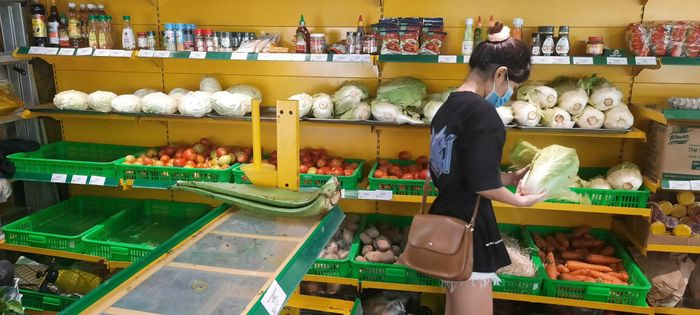 Người dân đeo khẩu trang khi đi mua hàng. Ảnh: QLTT 