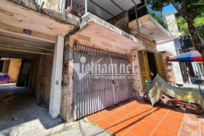 Căn nhà ở phố Nguyễn Thượng Mẫn (TP Hải Dương) nơi lực lượng chức năng khám nghiệm hiện trường. Ảnh: Đoàn Bổng