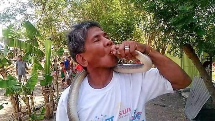 Sinh nghề tử nghiệp. Ông Bernado đã bị rắn cắn vào lưỡi chết thảm.