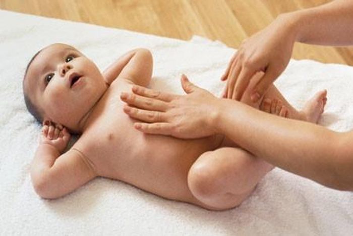 Các động tác massage là những cử chỉ âu yếm, vuốt ve trẻ nhẹ nhàng biểu lộ tình yêu thương.