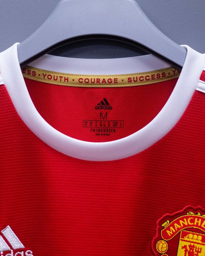 Dòng chữ "Youth, Courage, Success" ở phía trong cổ áo