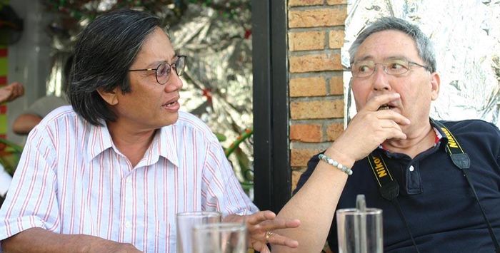 Lê Thánh Thư và nhà sưu tập Yukio Ogushi (1943-2021). Ảnh chụp năm 2009