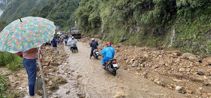 Cơn mưa lớn vào sáng 15-7 ở Tây Bắc bộ đã gây sạt lở nặng trên đèo Ô Quy Hồ (thị xã Sa Pa - Lào Cai)