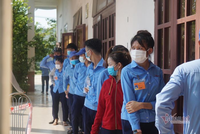 Công nhân xếp hàng chờ lấy mẫu xét nghiệm