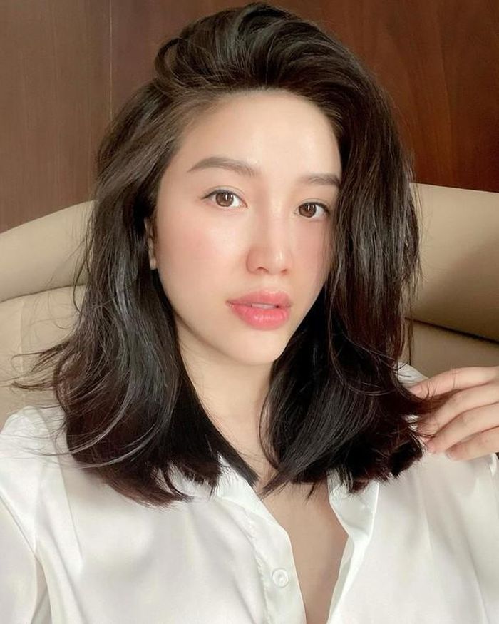 Bảo Thy khoe mái tóc mới kèm caption: "Baothy.tran đã tự cắt tóc sau 3 tháng chưa được đi Salon, bạn có dám liều giống cô ấy không?".