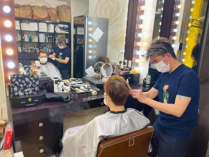 Đàm Vĩnh Hưng cát tóc cho Dương Triệu Vũ và tiết lộ vị khách này "năm ngoái đến năm nay mới trở lại". Giọng ca "Xin lỗi tình yêu" cũng tự hào nhận mình là người "cắt tóc đẹp và cắt tóc may mắn".