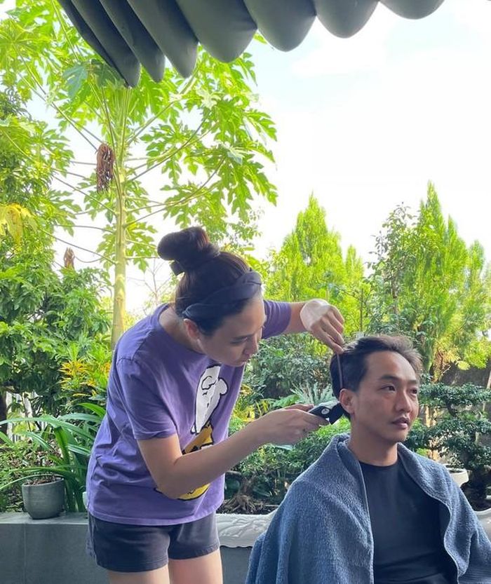 Doanh nhân Cường Đô La cũng phó mặc mái tóc cho bà xã Đàm Thu Trang.