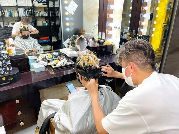Từng là thợ cắt tóc một thời nên Đàm Vĩnh Hưng không khó để "múa kéo" trong dịp này. Nam ca sĩ cho biết, thường ngày chỉ cắt tóc cho các con hay người thân nhưng năm nay anh có thêm vị khách đặc biệt - ca sĩ Vũ Hà.